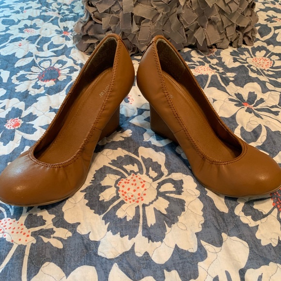 APT 9 closed-toe wedges - camel color - Picture 4 of 4